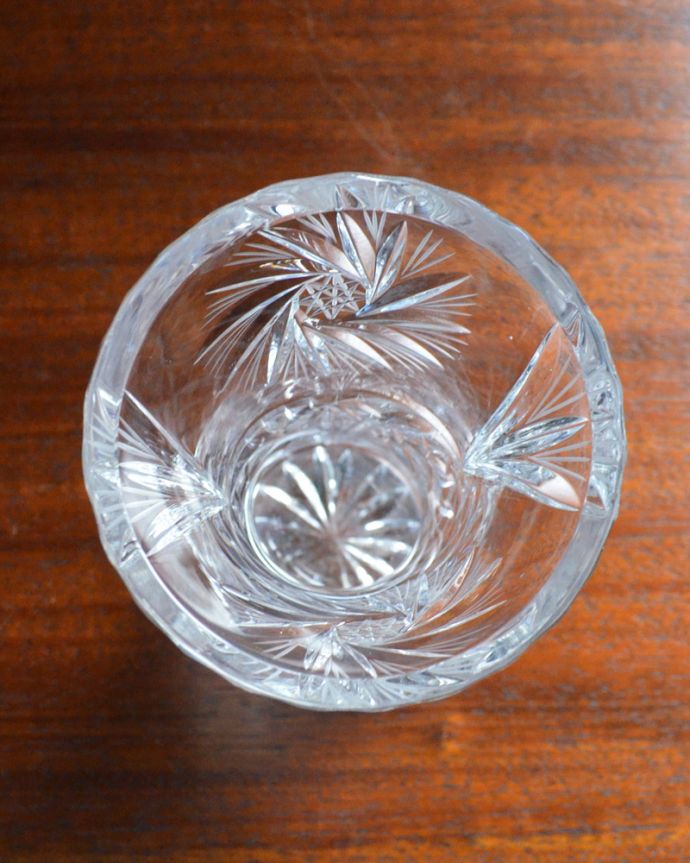 アンティーク 雑貨のガラス小物　アンティーク雑貨　星が刻まれたとっても美しいフラワーベース（花器）、アンティークプレスドグラス。上から見ても美しくカッティングされています。(pg-3767)