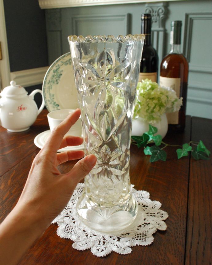 アンティーク 雑貨のガラス小物　アンティーク雑貨　アンティークのガラス雑貨、可愛いフラワーベース（プレスドグラス）。置いておくだけで華やかな存在感です。(pg-3769)
