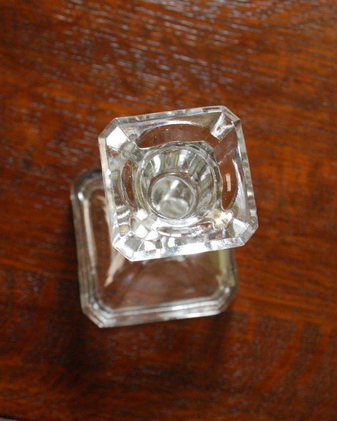 アンティーク 雑貨のガラス小物　アンティーク雑貨　英国プレスドグラス、アンティークガラスのキャンドルスタンド。上から見るとこんな感じですアンティークなので多少のキズやカケがある場合はありますが、使用上問題はありませんのでご了承下さい。(pg-3770)