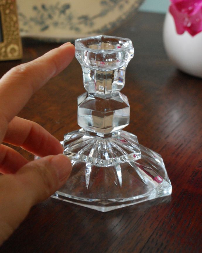 アンティーク 雑貨のガラス小物　アンティーク雑貨　ガラスのアンティーク雑貨、キレイなキャンドルスタンド（プレスドグラス）。どんなキャンドルも素敵に魅せてくれるデザインです。(pg-3775)
