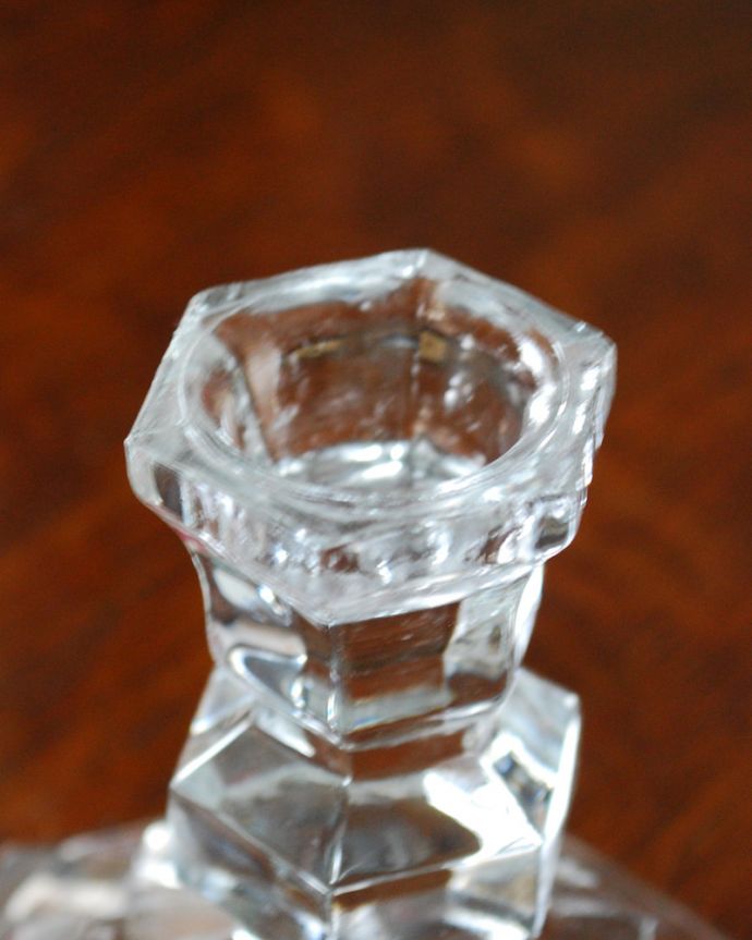 アンティーク 雑貨のガラス小物　アンティーク雑貨　ガラスのアンティーク雑貨、キレイなキャンドルスタンド（プレスドグラス）。ここにキャンドルを差してください。(pg-3775)