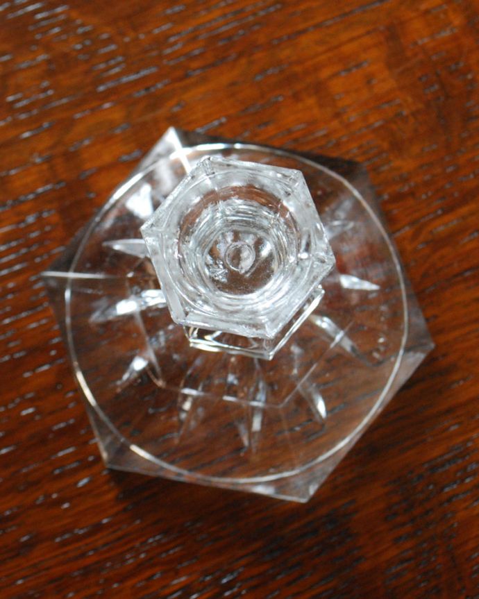 アンティーク 雑貨のガラス小物　アンティーク雑貨　ガラスのアンティーク雑貨、キレイなキャンドルスタンド（プレスドグラス）。上から見るとこんな感じです。(pg-3775)