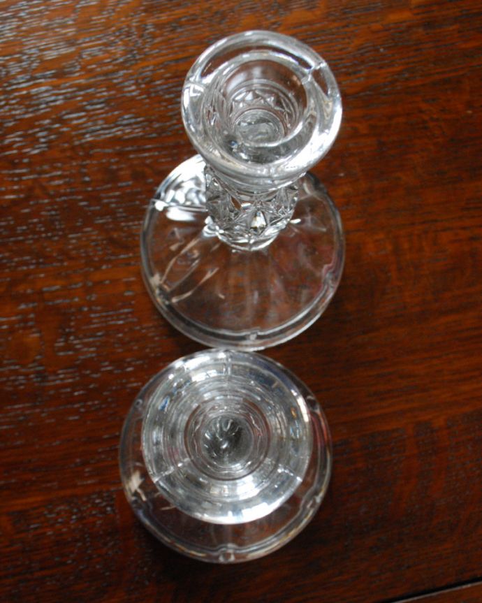 アンティーク 雑貨のガラス小物　アンティーク雑貨　きらきら輝くガラスのアンティークキャンドルスタンドセット、プレスドグラス。上から見るとこんな感じです。(pg-3777)