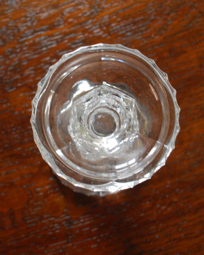 アンティーク 雑貨のガラス小物　アンティーク雑貨　アンティークガラス雑貨、プレスドグラスのキャンドルスタンド（ろうそく立て）。上から見るとこんな感じですアンティークなので多少のキズやカケがある場合はありますが、使用上問題はありませんのでご了承下さい。(pg-3781)
