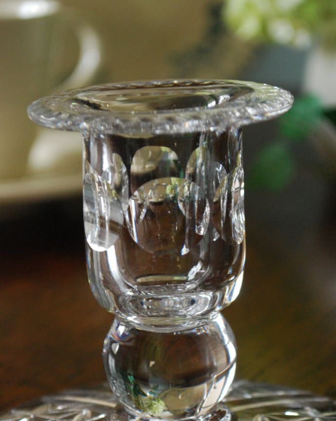 アンティーク 雑貨のガラス小物　アンティーク雑貨　大きな水玉模様が可愛いアンティークプレスドグラス、キャンドルスタンド。アンティークのため、多少の欠け・傷がある場合がありますが、使用上問題はありませんので、ご了承下さい。(pg-3785)