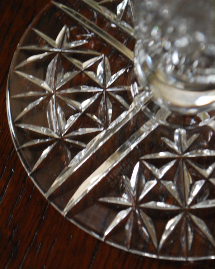 アンティーク 雑貨のガラス小物　アンティーク雑貨　大きな水玉模様が可愛いアンティークプレスドグラス、キャンドルスタンド。安定した土台。(pg-3785)