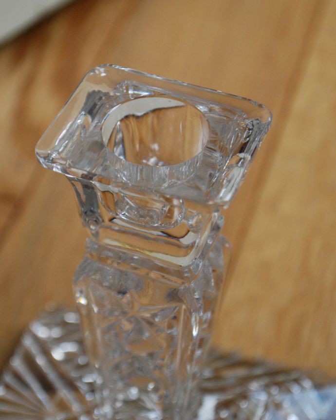 アンティーク 雑貨のガラス小物　アンティーク雑貨　ゴージャスなカッティングが存在感たっぷり、アンティークキャンドルスタンド（プレスドグラス）。ここにキャンドルを差してください。(pg-3789)