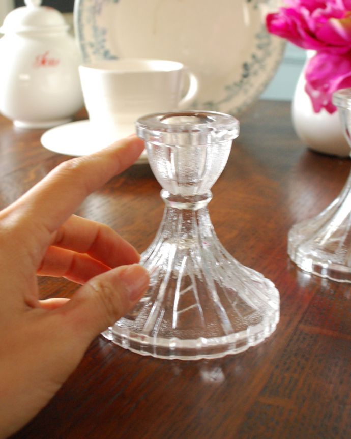 アンティーク 雑貨のガラス小物　アンティーク雑貨　２個セットのアンティークキャンドルスタンド、プレスドグラス。癒されるキャンドルの灯りここにキャンドルを挿すだけで、なんだか特別な日に変わります。(pg-3792)
