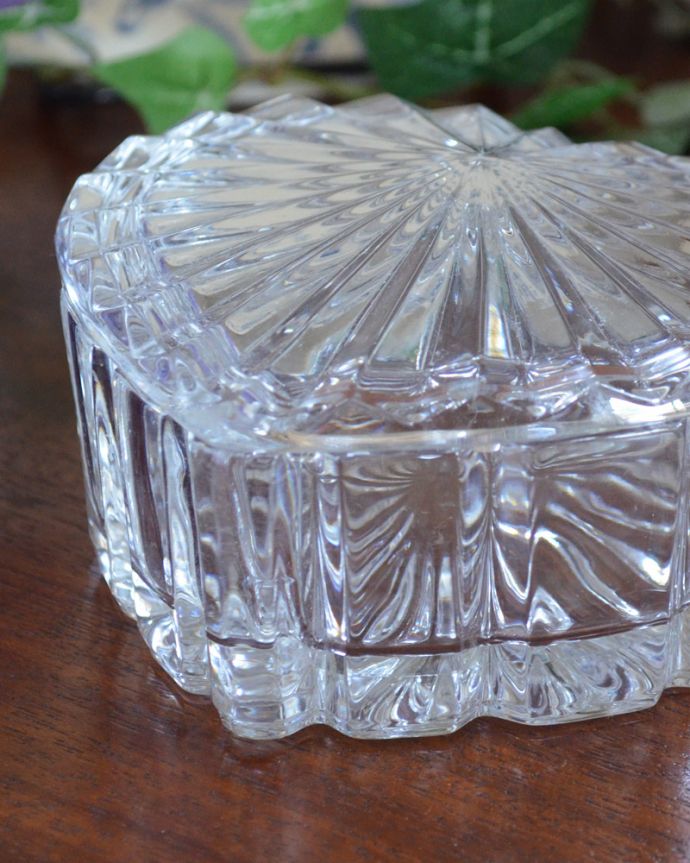 アンティーク 雑貨のガラス小物　アンティーク雑貨　ハートのかたちが可愛い蓋つきガラスケース、アンティークプレスドグラス。アンティークのため、多少の欠け・傷がある場合がありますが、使用上問題はありませんので、ご了承下さい。(pg-3800)