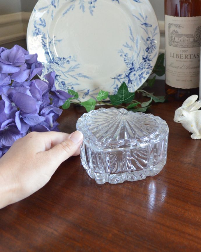 アンティーク 雑貨のガラス小物　アンティーク雑貨　ハートのかたちが可愛い蓋つきガラスケース、アンティークプレスドグラス。どこに置いても華やかなガラスのケースです。(pg-3800)