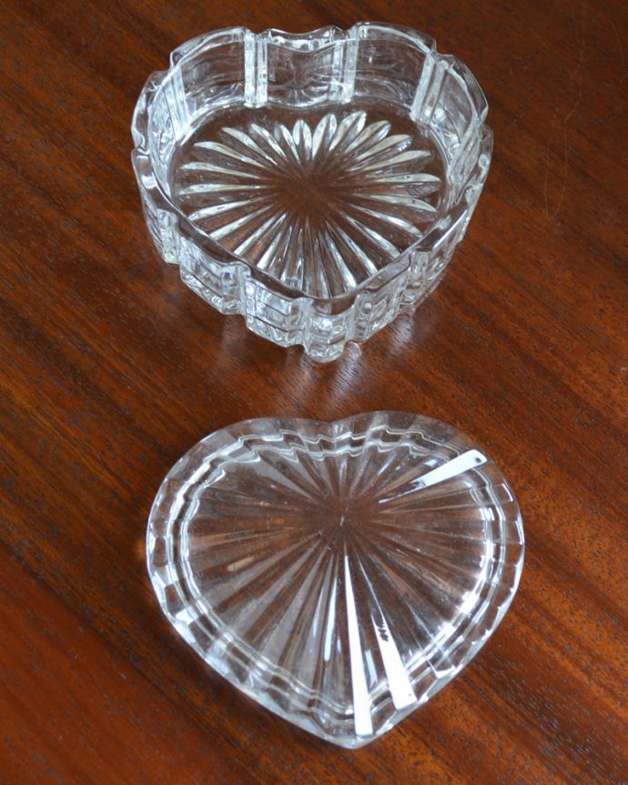 アンティーク 雑貨のガラス小物　アンティーク雑貨　ハートのかたちが可愛い蓋つきガラスケース、アンティークプレスドグラス。心をくすぐるハートの形です。(pg-3800)