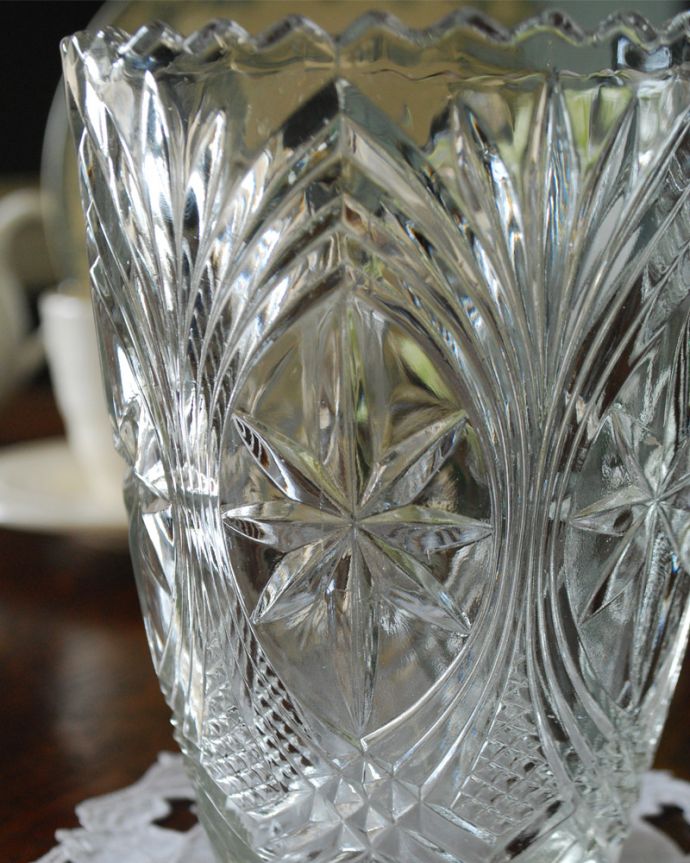 アンティーク 雑貨のガラス小物　アンティーク雑貨　お花と共にきらきら輝くガラスのアンティークプレスドグラス（花器）。お花を入れずに眺めているだけで幸せな時間アンティークのガラスは成分が今のものと違うので、置いておくだけでキラキラ輝いて楽しめます。(pg-3801)