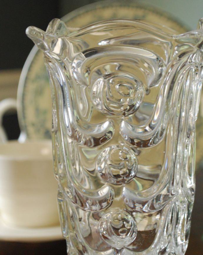 アンティーク 雑貨のガラス小物　アンティーク雑貨　英国のアンティーク雑貨、優雅な曲線を描くフラワーベース。普段の生活にパッと華を添えてくれるアンティーク気軽に使えるアンティークのプレスドグラスの中で、もっとも英国らしいアイテムの花器。(pg-3802)