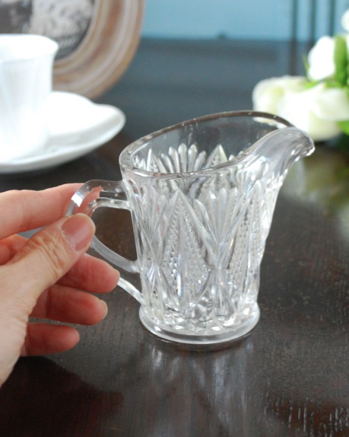 アンティーク 雑貨のガラス小物　アンティーク雑貨　アンティークのプレスドグラス、使いやすい小さいガラスピッチャー。持ち手もしっかり付いています昔と同じようにミルクを入れて使うのはもちろん使い方は自由自在。(pg-3805)
