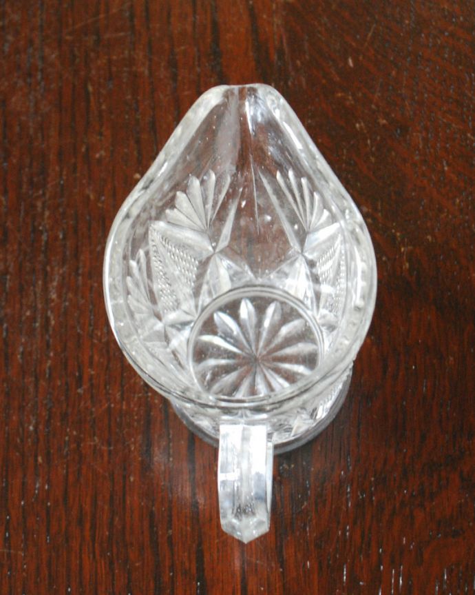 アンティーク 雑貨のガラス小物　アンティーク雑貨　アンティークのプレスドグラス、使いやすい小さいガラスピッチャー。上から見るとこんな感じです。(pg-3805)