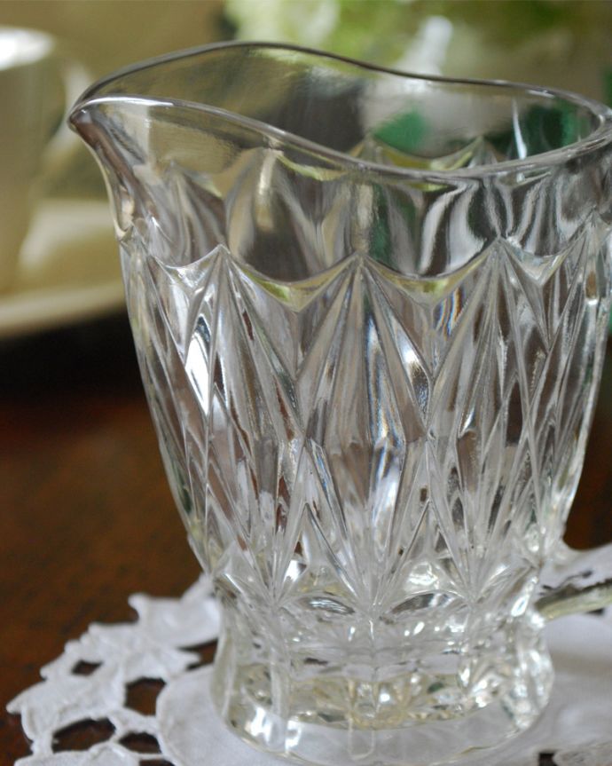 アンティーク 雑貨のガラス小物　アンティーク雑貨　ミルクポットにピッタリなアンティークプレスドグラス（小さなピッチャー）。お茶の時間に欠かせないミルクピッチャーミルクティーが大好きな英国人が作ったガラスのミルクピッチャーは、たっぷりミルクが注げるようにサイズが大きめです。(pg-3812)