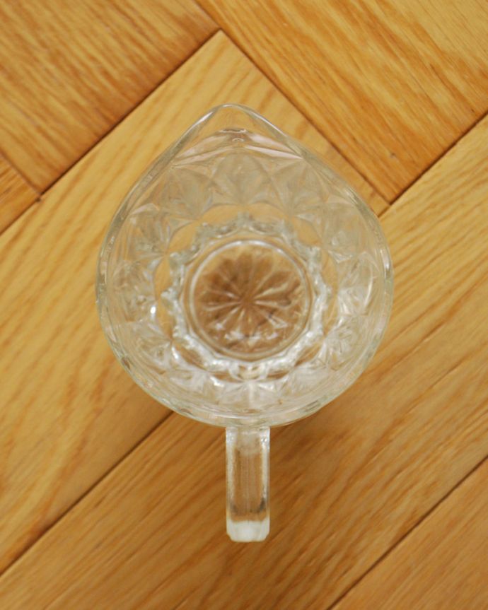 アンティーク 雑貨のガラス小物　アンティーク雑貨　ミルクポットにピッタリなアンティークプレスドグラス（小さなピッチャー）。上から見るとこんな感じです。(pg-3812)