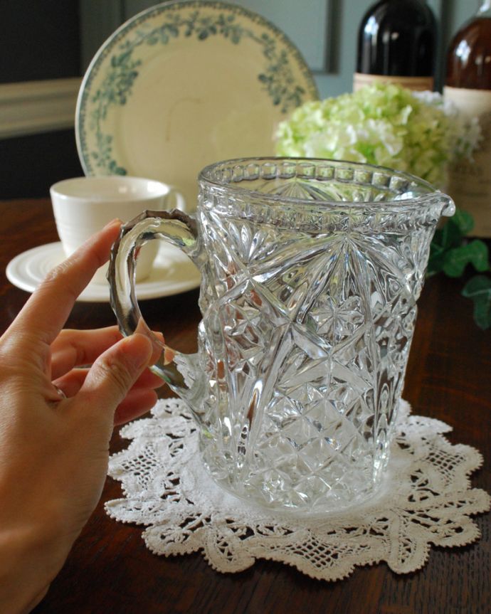 アンティーク 雑貨のガラス小物　アンティーク雑貨　縁どりから持ち手まで輝く・・・美しいガラスのピッチャー（プレスドグラス）。フラワーベースにして使えば、水が反射してキラキラ輝きます。(pg-3813)