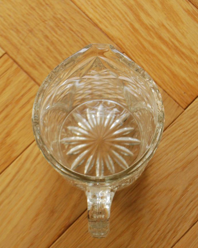 アンティーク 雑貨のガラス小物　アンティーク雑貨　縁どりから持ち手まで輝く・・・美しいガラスのピッチャー（プレスドグラス）。上から見るとこんな感じです。(pg-3813)