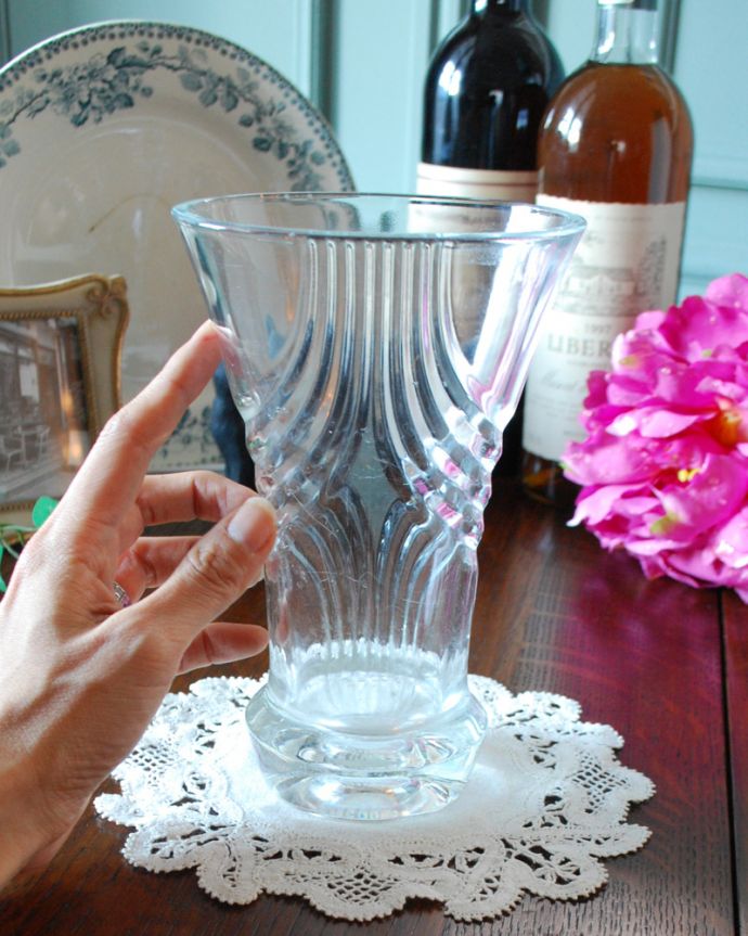 アンティーク 雑貨のガラス小物　アンティーク雑貨　水面模様のような煌きが美しいアンティークガラスのプレスドグラス。キラキラ輝く美しさ置いておくだけでも絵になるデザイン。(pg-3814)