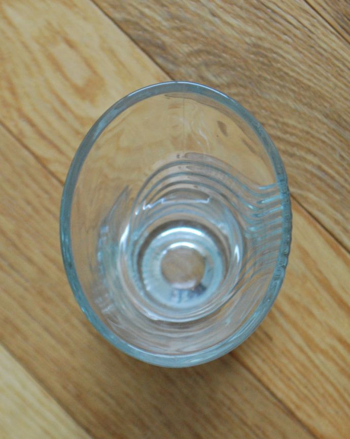 アンティーク 雑貨のガラス小物　アンティーク雑貨　水面模様のような煌きが美しいアンティークガラスのプレスドグラス。上から見て中をチェックアンティークなので多少の欠けやキズがある場合がありますが、使用上問題ありませんのでご了承下さい。(pg-3814)
