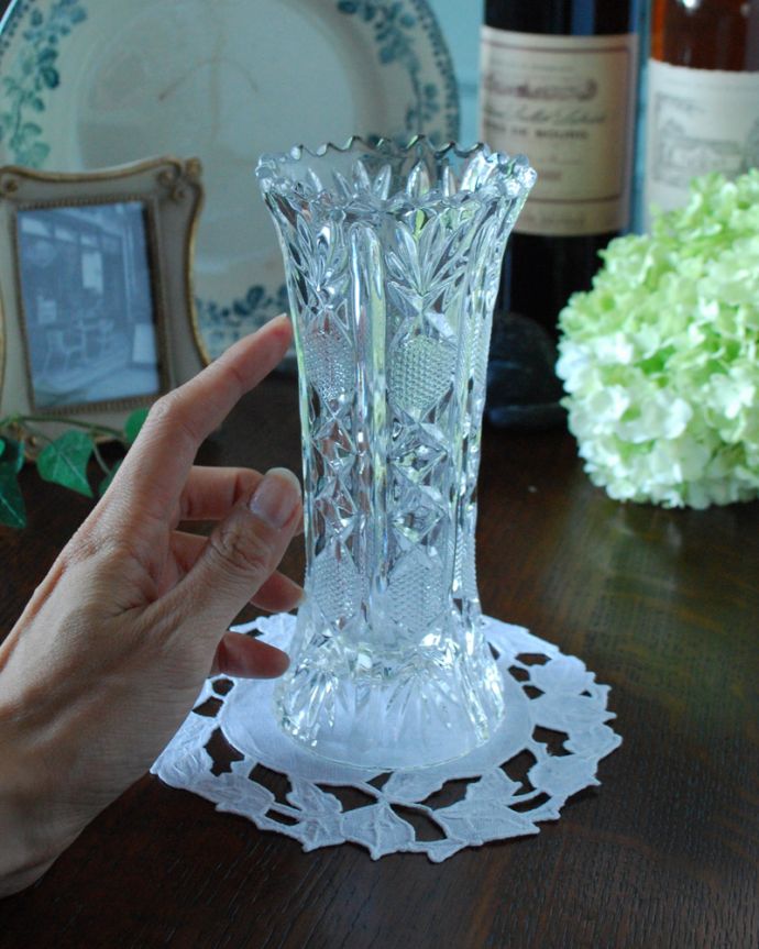 アンティーク 雑貨のガラス小物　アンティーク雑貨　縁どりが可愛いアンティークのガラスのフラワーベース（プレスドグラス）。置くだけで華やかな雰囲気大きなサイズの花器は、お家に1つは欲しいアイテム。(pg-3815)