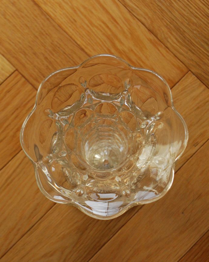 アンティーク 雑貨のガラス小物　アンティーク雑貨　水玉模様がたっぷりデザインされたアンティークプレスドグラス（フラワーベース）。上からみるとこんな感じです。(pg-3816)