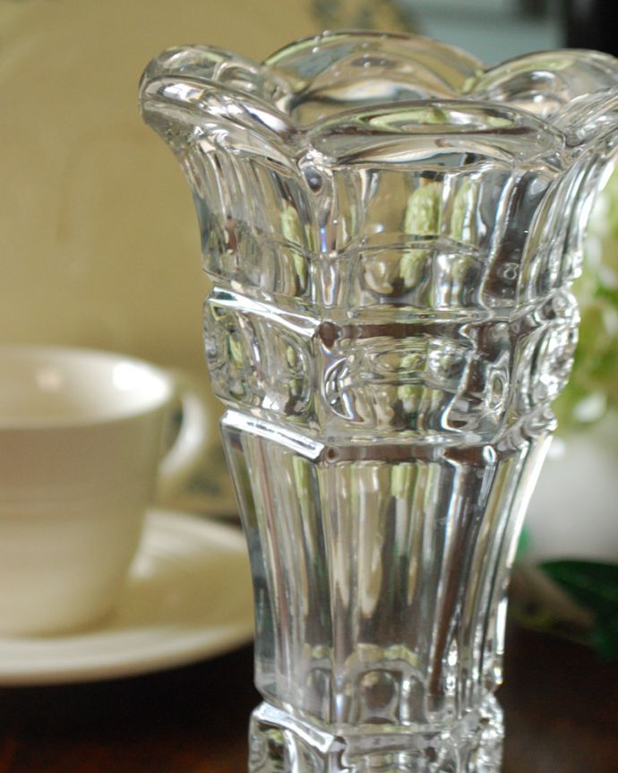 アンティーク 雑貨のガラス小物　アンティーク雑貨　アンティークのガラス雑貨、きらめくプレスドグラスのフラワーベース。普段の生活にパッと華を添えてくれるアンティーク気軽に使えるアンティークのプレスドグラスの中で、もっとも英国らしいアイテムの花器。(pg-3819)