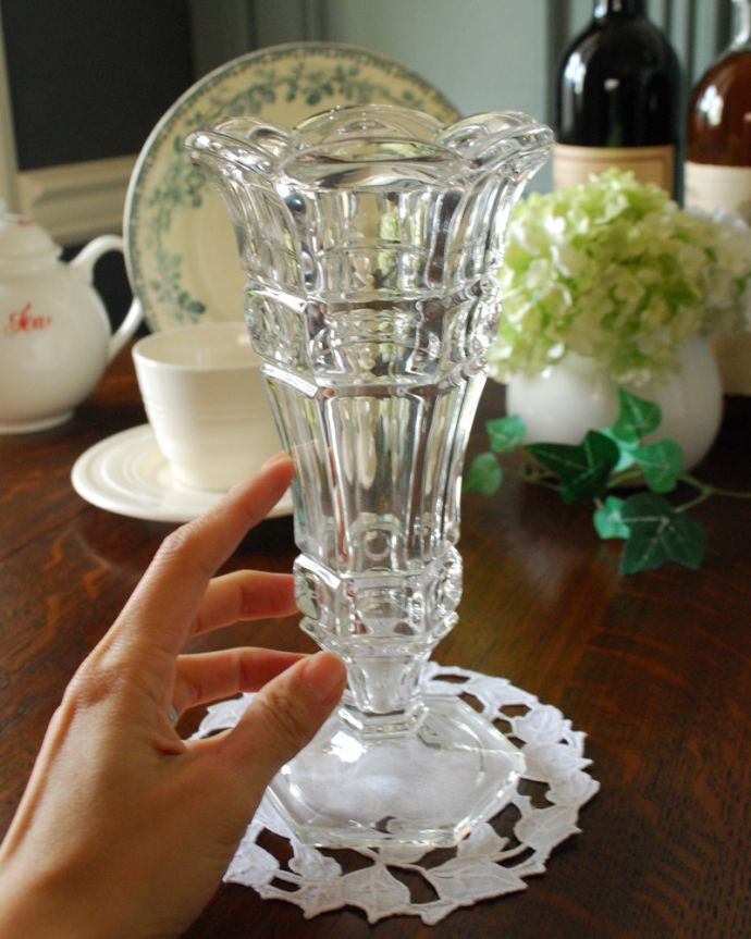 アンティーク 雑貨のガラス小物　アンティーク雑貨　アンティークのガラス雑貨、きらめくプレスドグラスのフラワーベース。キラキラ輝く美しさ置いておくだけでも絵になるデザイン。(pg-3819)