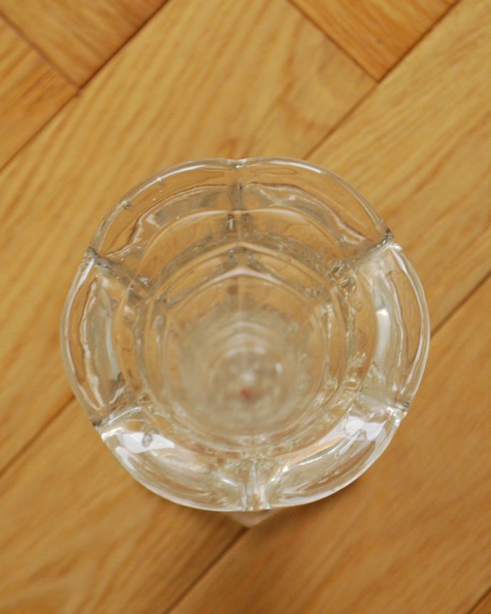 アンティーク 雑貨のガラス小物　アンティーク雑貨　アンティークのガラス雑貨、きらめくプレスドグラスのフラワーベース。上から見て中をチェックアンティークなので多少のキズ・欠けがある場合がありますが、使用上問題ありませんのでご了承下さい。(pg-3819)