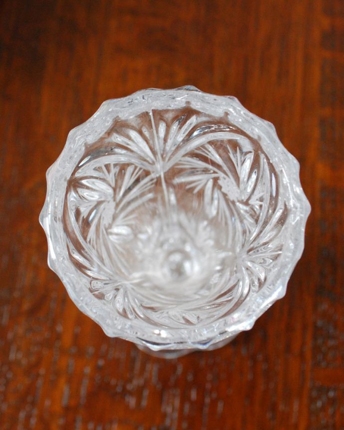 アンティーク 雑貨のガラス小物　アンティーク雑貨　小さな星も輝く縁どりのカッティングもキレイなアンティークプレスドグラス（花器）。上から見ても可愛いデザインです。(pg-3820)