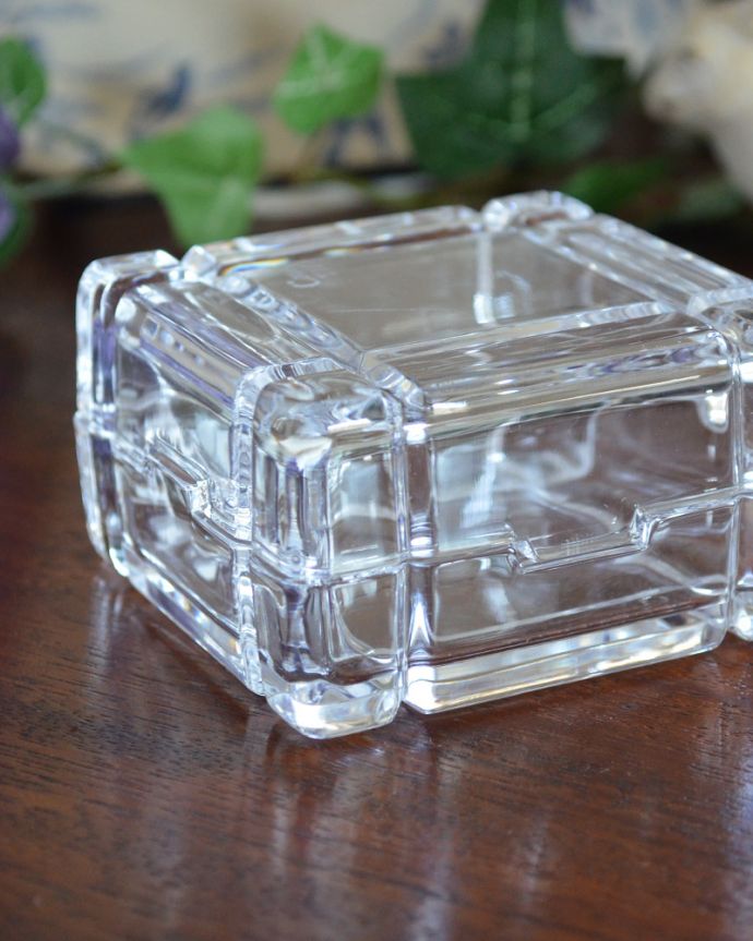 アンティーク 雑貨のガラス小物　アンティーク雑貨　アンティークのインテリア雑貨、四角のフタ付きガラスの小物入れ　プレスドグラス。重ねても、別々でも･･･同じデザインの器を重ねて使うことが出来るプレスドグラス。(pg-3822)
