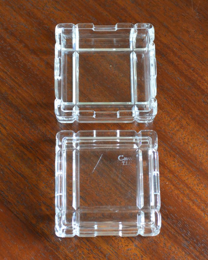 アンティーク 雑貨のガラス小物　アンティーク雑貨　アンティークのインテリア雑貨、四角のフタ付きガラスの小物入れ　プレスドグラス。上から見ると･･･新品ではないので多少のキズや欠けはありますが、使用上問題のないものだけを選んできましたのでご了承下さい。(pg-3822)