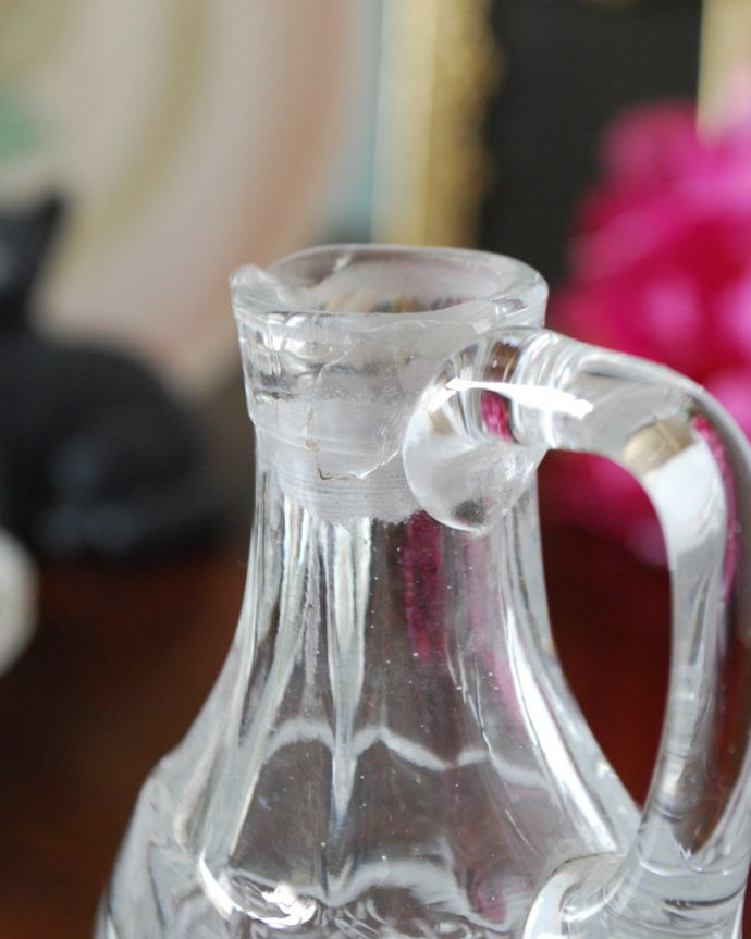 アンティーク 雑貨のガラス小物　アンティーク雑貨　どこにでも飾れる小さなフレグランスボトル、アンティークプレスドグラス。カケがあるのでSALE価格ですカケがありました。(pg-3824)