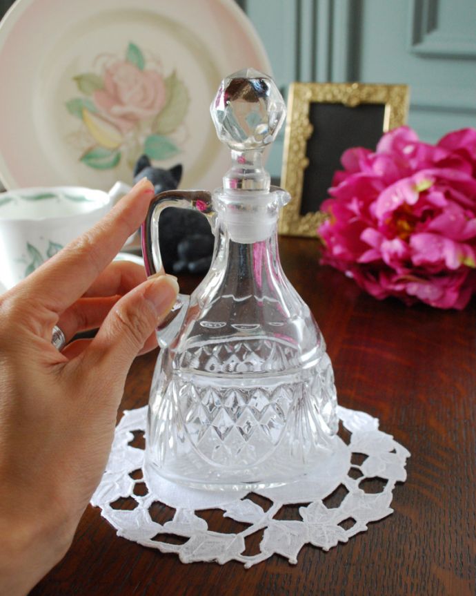 アンティーク 雑貨のガラス小物　アンティーク雑貨　どこにでも飾れる小さなフレグランスボトル、アンティークプレスドグラス。ガラスのフタもちゃんと付いています。(pg-3824)