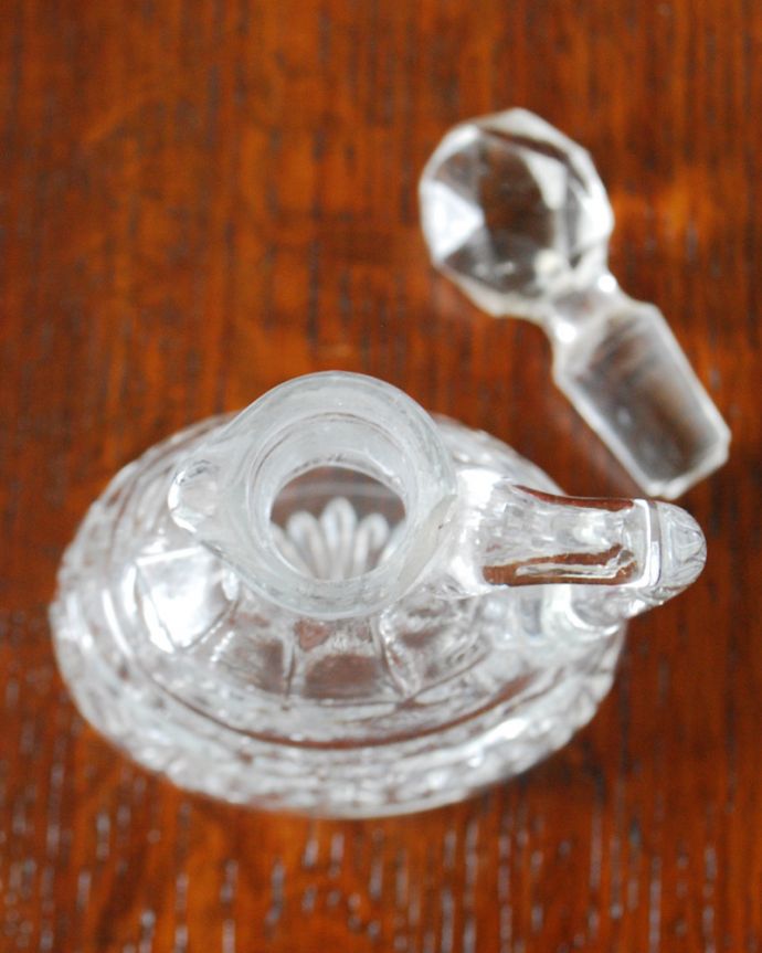 アンティーク 雑貨のガラス小物　アンティーク雑貨　どこにでも飾れる小さなフレグランスボトル、アンティークプレスドグラス。上から見るとこんな感じです。(pg-3824)