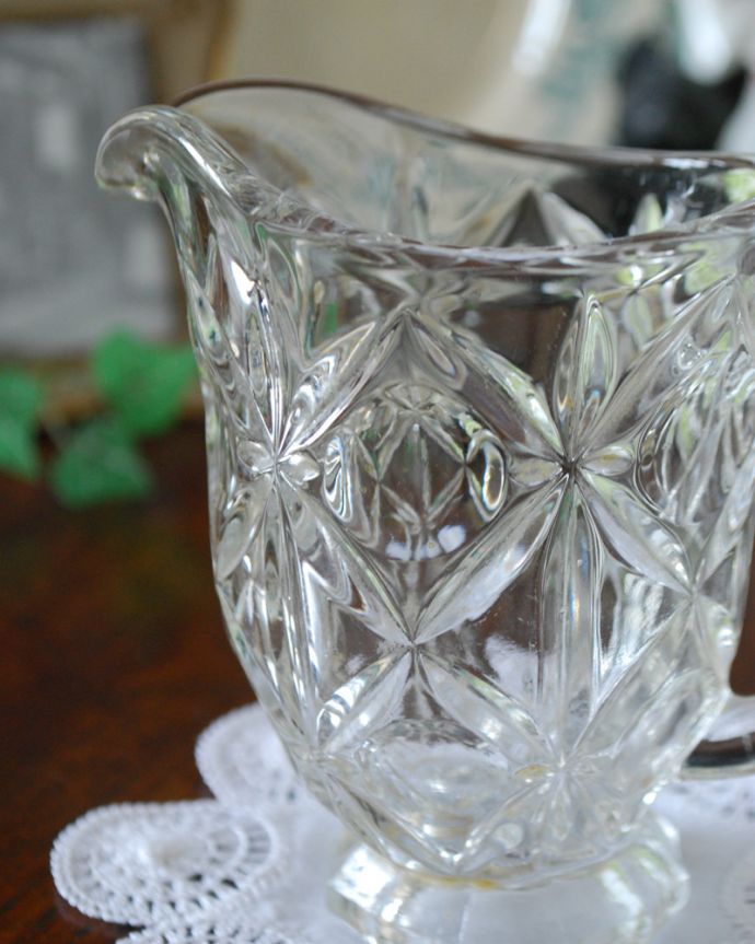 アンティーク 雑貨のガラス小物　アンティーク雑貨　可愛いお花のカッティング、アンティークプレスドグラスのミニピッチャー。アンティークのため、多少の欠け・傷がある場合がありますが、使用上問題はありませんので、ご了承下さい。(pg-3825)