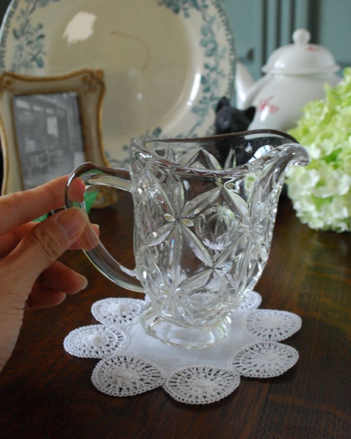 アンティーク 雑貨のガラス小物　アンティーク雑貨　可愛いお花のカッティング、アンティークプレスドグラスのミニピッチャー。フラワーベースとしてもおススメです。(pg-3825)