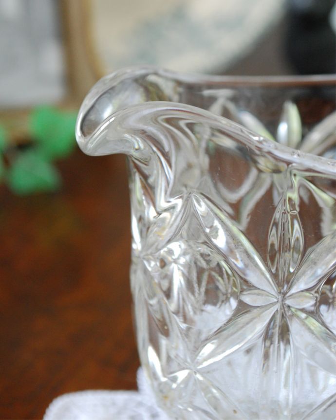 アンティーク 雑貨のガラス小物　アンティーク雑貨　可愛いお花のカッティング、アンティークプレスドグラスのミニピッチャー。光に当たるときらきら輝きます。(pg-3825)