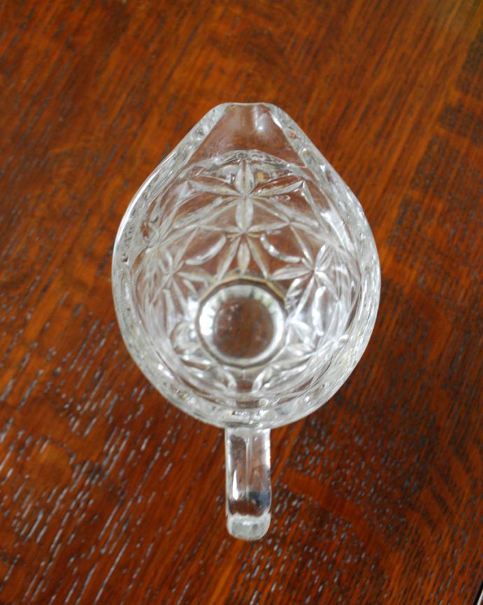 アンティーク 雑貨のガラス小物　アンティーク雑貨　可愛いお花のカッティング、アンティークプレスドグラスのミニピッチャー。上から見ても美しいカッティングです。(pg-3825)