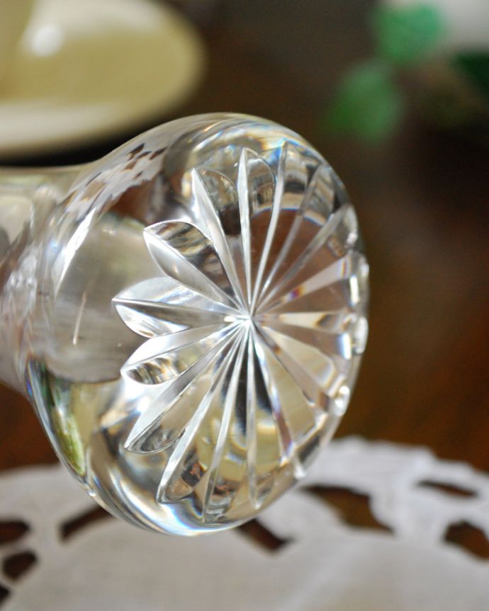 アンティーク 雑貨のガラス小物　アンティーク雑貨　お花を惹き立てるシンプルなカッティング、アンティークプレスドグラス（1輪挿し）。底にも華やかなカッティングが施されています。(pg-3828)