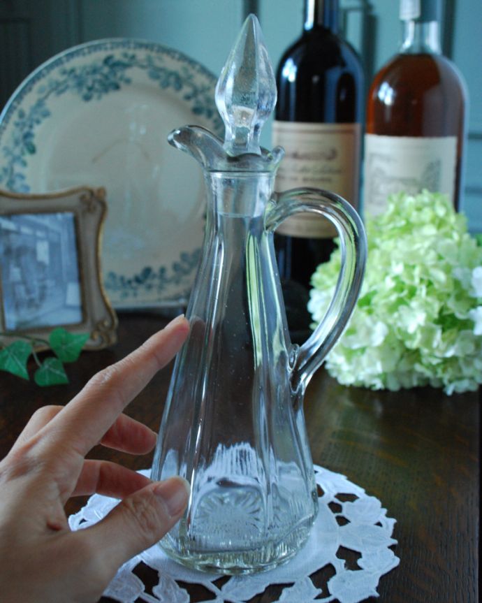 アンティーク 雑貨のガラス小物　アンティーク雑貨　ツボミの様な蓋の形も可愛いフレグランスボトル、アンティークプレスドグラス。どこに置いても華やかなフレグランスボトルです。(pg-3831)