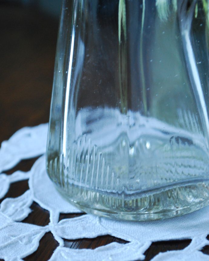アンティーク 雑貨のガラス小物　アンティーク雑貨　ツボミの様な蓋の形も可愛いフレグランスボトル、アンティークプレスドグラス。シンプルなカッティングデザインです。(pg-3831)