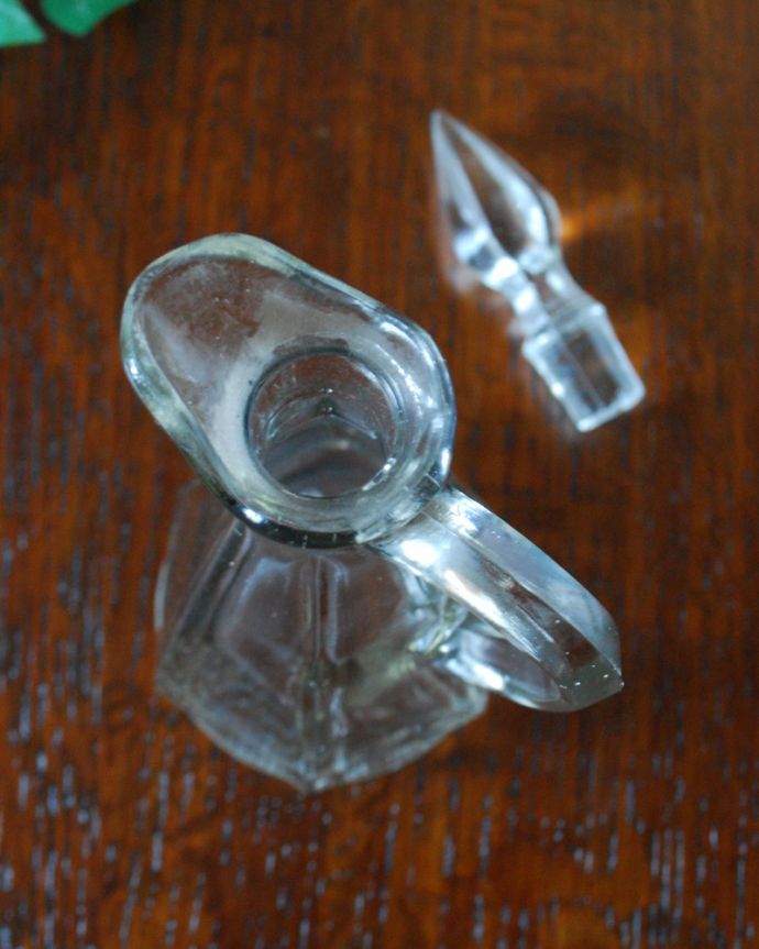アンティーク 雑貨のガラス小物　アンティーク雑貨　ツボミの様な蓋の形も可愛いフレグランスボトル、アンティークプレスドグラス。蓋は外れます。(pg-3831)