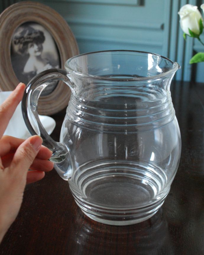 アンティーク 雑貨のガラス小物　アンティーク雑貨　アンティークプレスドグラスのレモネードジャグ（ピッチャー）。いろんな使い方で楽しんで下さい飲み物を入れるのはもちろんフラワーベースとしても使いやすい便利なサイズです。(pg-3836)