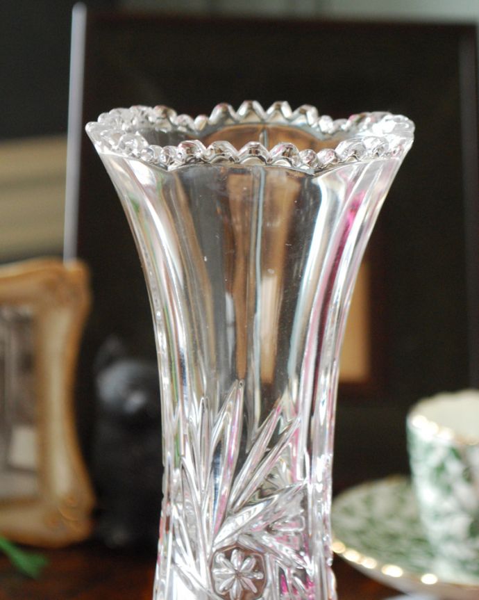 アンティーク雑貨 小さなお花が刻まれた優美なフラワーベース、アンティークプレスドグラス（花瓶）。普段の生活にパッと華を添えてくれるアンティーク気軽に使えるアンティークのプレスドグラスの中で、もっとも英国らしいアイテムの花器。(pg-3837)