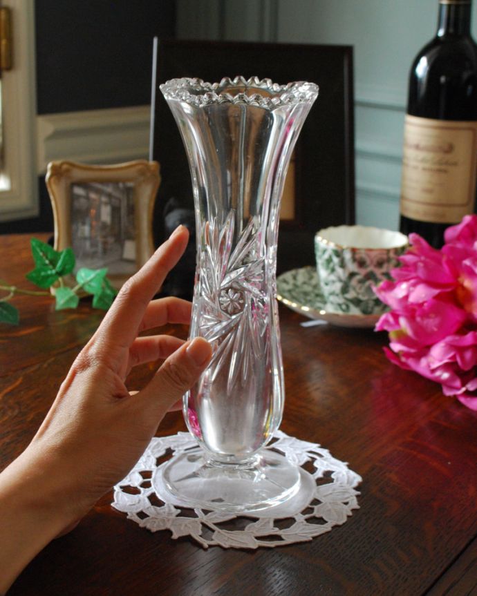 アンティーク雑貨 小さなお花が刻まれた優美なフラワーベース、アンティークプレスドグラス（花瓶）。キラキラ輝く美しさ置いておくだけでも絵になるデザイン。(pg-3837)