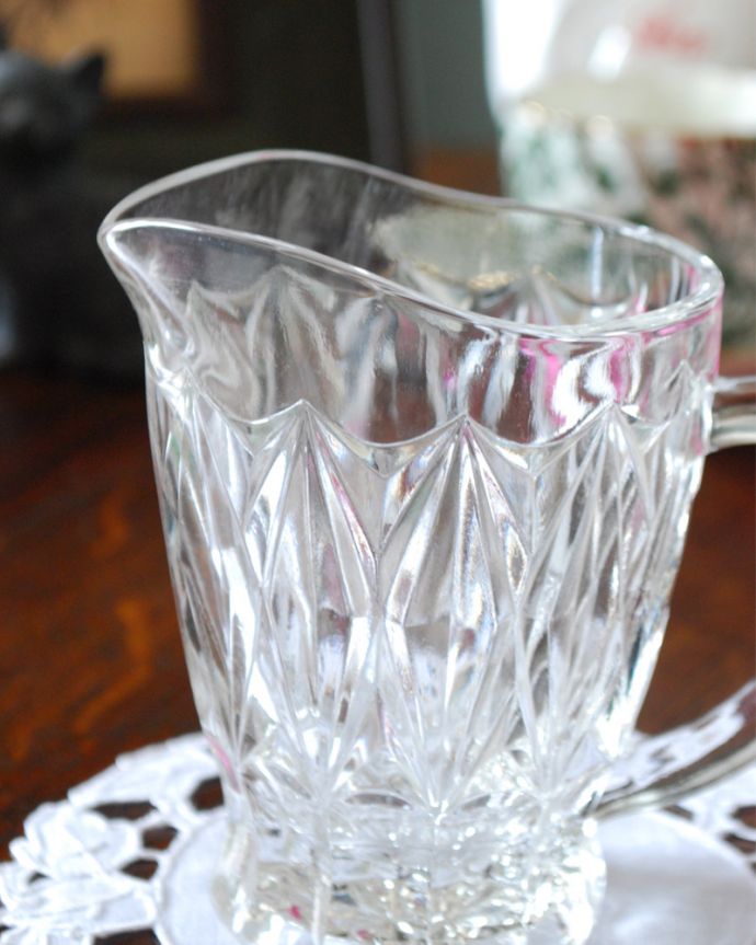 アンティーク 雑貨のガラス小物　アンティーク雑貨　食卓を華やかに飾るアンティークプレスドグラスのミルクポット。お茶の時間に欠かせないミルクピッチャーミルクティーが大好きな英国人が作ったガラスのミルクピッチャーは、たっぷりミルクが注げるようにサイズが大きめです。(pg-3838)