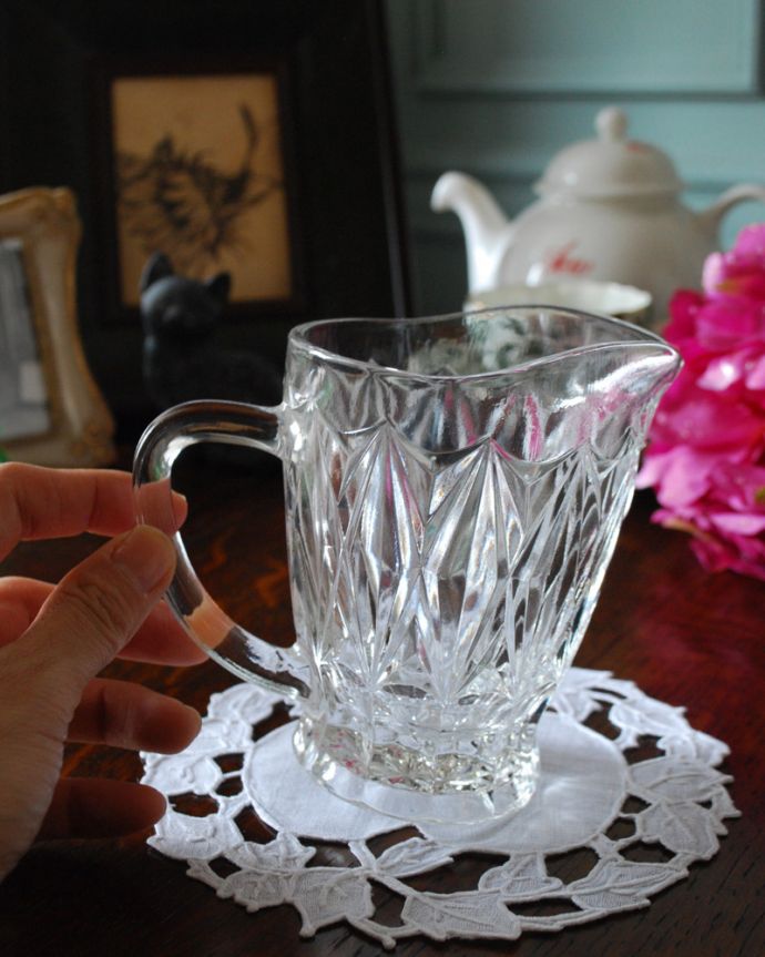 アンティーク 雑貨のガラス小物　アンティーク雑貨　食卓を華やかに飾るアンティークプレスドグラスのミルクポット。持ち手もしっかり付いています昔と同じようにミルクを入れて使うのはもちろん使い方は自由自在。(pg-3838)