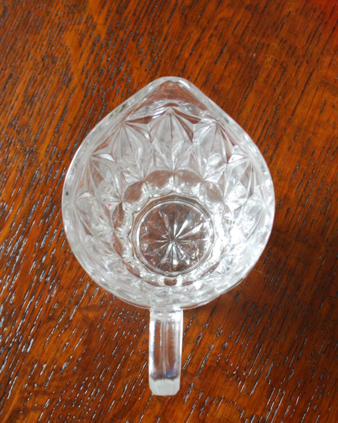アンティーク 雑貨のガラス小物　アンティーク雑貨　食卓を華やかに飾るアンティークプレスドグラスのミルクポット。上から見るとこんな感じです。(pg-3838)